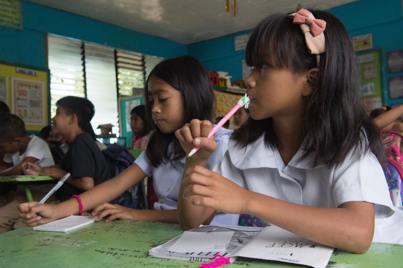 Die Brot fr die Welt-Partnerorganisation Quidan Kaisahan ermglicht Kindern auf der Philippinen-Insel Negros den Schulbesuch und versorgt sie mit den ntigen Schulmaterialien. Foto: Helge Bendl/ Brot fr die Welt