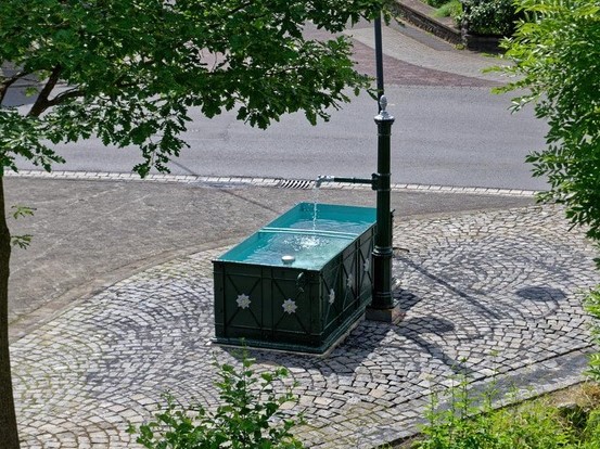 Dieser Brunnen in der Ortsmitte in Gehlert sorgt fr Geselligkeit. (Foto: Martin Fandler / Quelle: Kirmesgesellschaft Gehlert) 