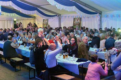 Schnell war das Festzelt am Sportplatz mit gut gelaunten Menschen gefllt. Foto: kk