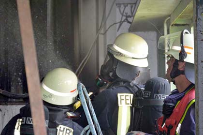 Vorsorglich werden die Innenseiten des Gebudeanbaus gekhlt und auf mgliche Glutnester untersucht. Fotos: kk