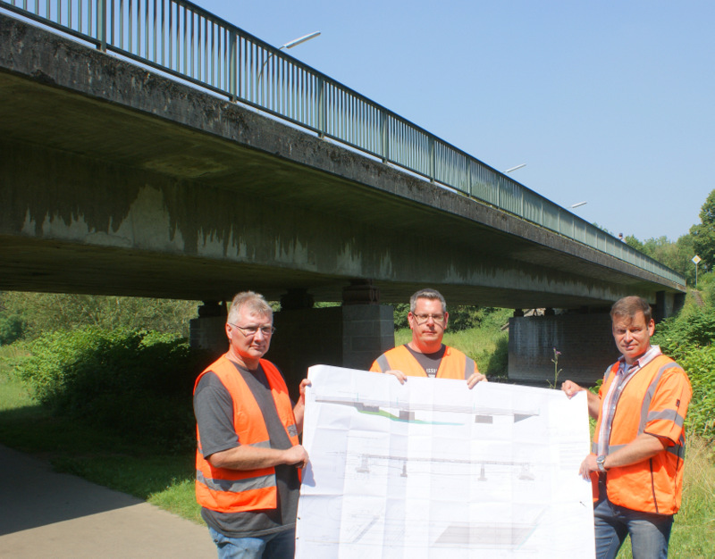 Eine Bauzeit von 14 Monaten ist geplant fr die neue Altstadt-Brcke in Wissen. Zum Ablauf und Umleitungen informierten (von links) Andreas Scheuer, Christian Willwacher und Lutz Nink vom Landesbetrieb Mobilitt. (Foto: as)