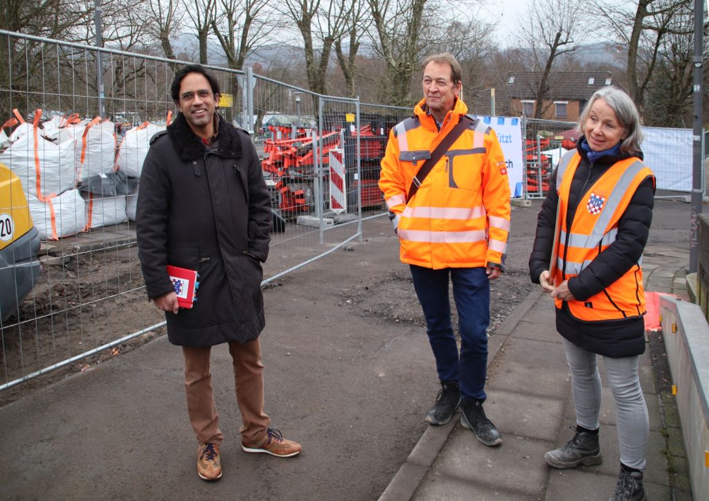 Auf der Brcke Grafenwerth neben der Baustelle - v. l.: Fabiano Pinto (Geschftsbereichsleiter Stdtebau), Gereon Lindlar (Restaurator) und Jutta Schmidt (Fachbereichsleiterin Tiefbau). Foto: Stadt Bad Honnef

