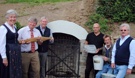 Freuen sich ber die gelungene Brunnensanierung: (von links) Marie Luise Horn, Wolfgang Hrter, Gottfried Kienle, Michael Krei, Detlef Gerritz und Josef Bernard. (Foto: kk) 