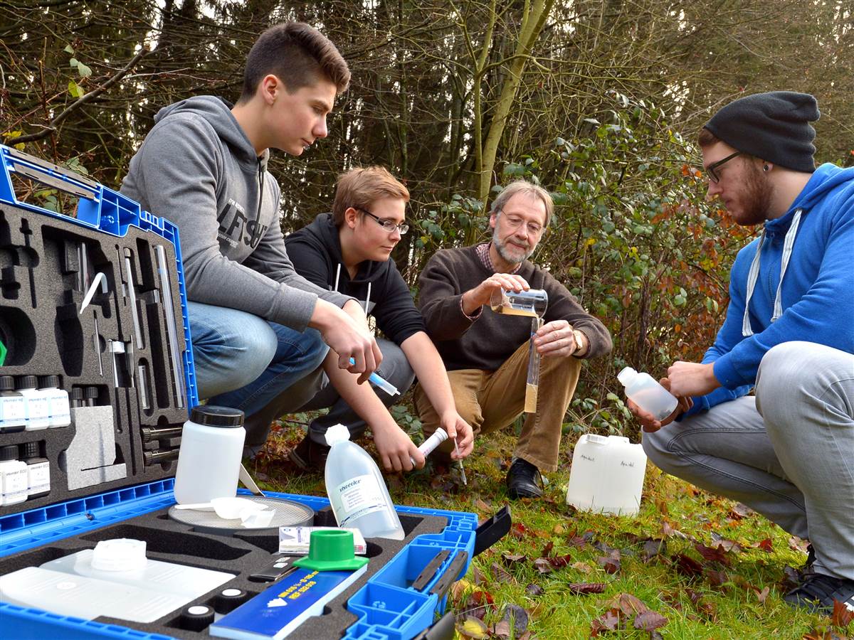 Unterricht in der Natur: Entnahme einer Bodenprobe. (Fotos aus Vor-Corona-Zeiten: Schule)