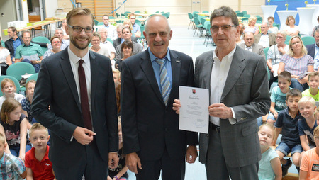 Abschied von der Eisenbachtal-Grundschule in Girod: Der scheidende Schulleiter Franz-Bernhards Zeis (Mitte) erhielt seine Ruhestandsurkunde von Schulrat Horst Rauen (rechts). Mit dabei war Brgermeister Ulrich Richter-Hopprich vom Schultrger Verbandsgemeinde Montabaur. (Foto: Ingrid Ferdinand)