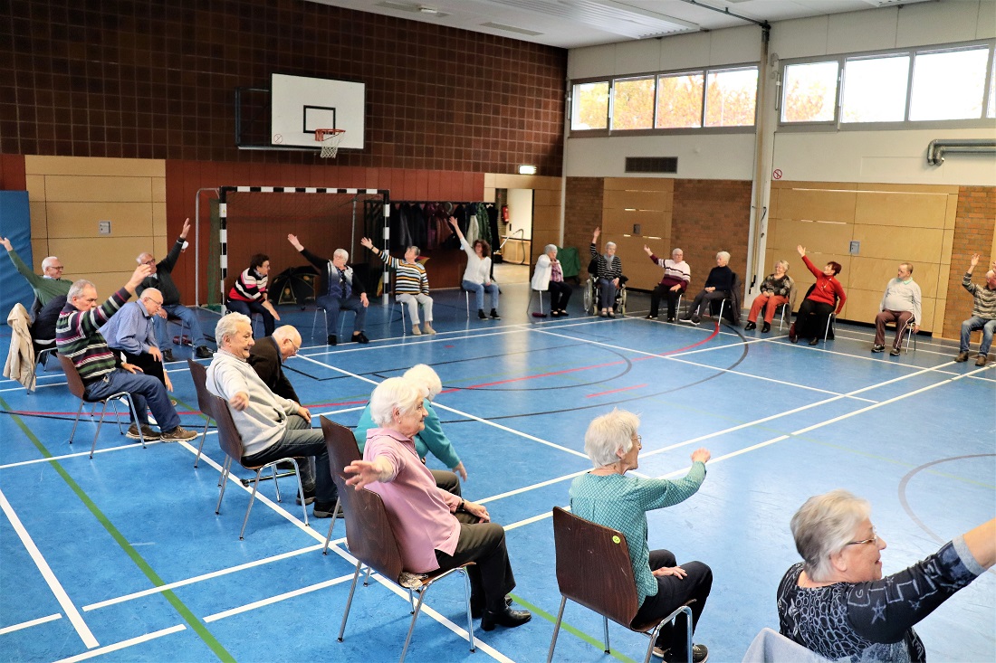 Zum Jahresabschluss der 555er kamen viele hochaltrige Senioren im Buchfinkenzentrum zu altersgerechten gymnastischen bungen zusammen. (Fotoquelle: Uli Schmidt)