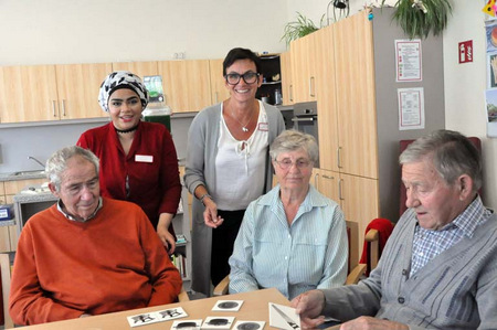 Roaa Al Shoora (stehend, links) und Marion Netzer (rechts), Leiterin der Tagespflege, mit Gsten der Einrichtung. (Foto: kk)