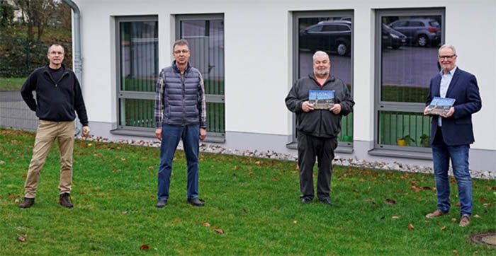 Von links: Autor Peter Lorscheid, Ortsbrgermeister Thomas Junior, Heinz-Josef Bllesbach vom Heimatmuseum Neustadt, Fotograf und Verleger Alfred Bllesbach. Foto: privat