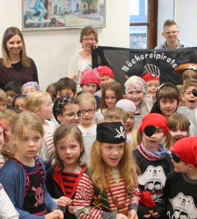 Zum Abschluss des Sprach- und Lesefrderprojektes Bchereipiraten trafen sich die Vorschulkinder der Hachenburger Kindertagessttten geschminkt und verkleidet im Lwensaal des Vogtshofes in Hachenburg. (Foto: Veranstalter)