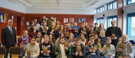 Buchbergabe in der IGS Hamm. Foto: Schule