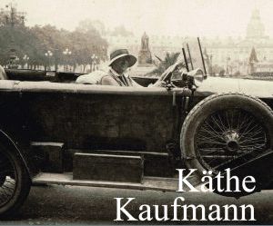 Buchtitel "Kthe Kaufmann. Eine starke Frau aus Karlsruhe in ihrem Wagen vor dem Schloss. Fotos: privat