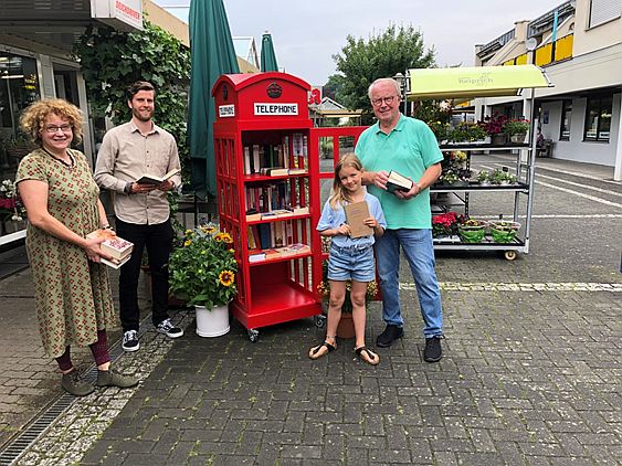 ber die rote Telefonzelle im Ring freuen sich: v.l.n.r. Andrea Reiprich, Quartiersmanager Mario Seitz und Hans-Jrgen Schmitt mit Enkelin Ylvi. Foto: privat