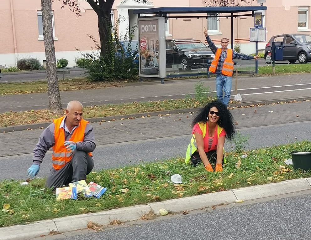Gemeinsam macht Blumenzwiebeln einbuddeln besonders viel Spa. Fotos: privat