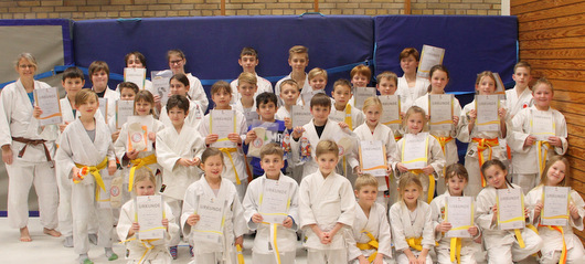 33 stolze Judo-Kids freuten sich am Ende ber ihre Urkunden und erworbenen Grtel. (Foto: Verein)