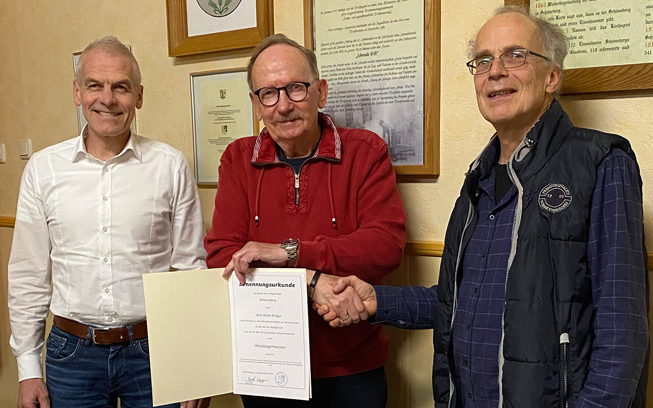 Brgermeister Fred Jngerich (von links), Ortsbrgermeister Erich Krger und Beigeordneter Horst Kpper bei der Ernennung. (Foto: VG-Verwaltung Altenkirchen-Flammersfeld)