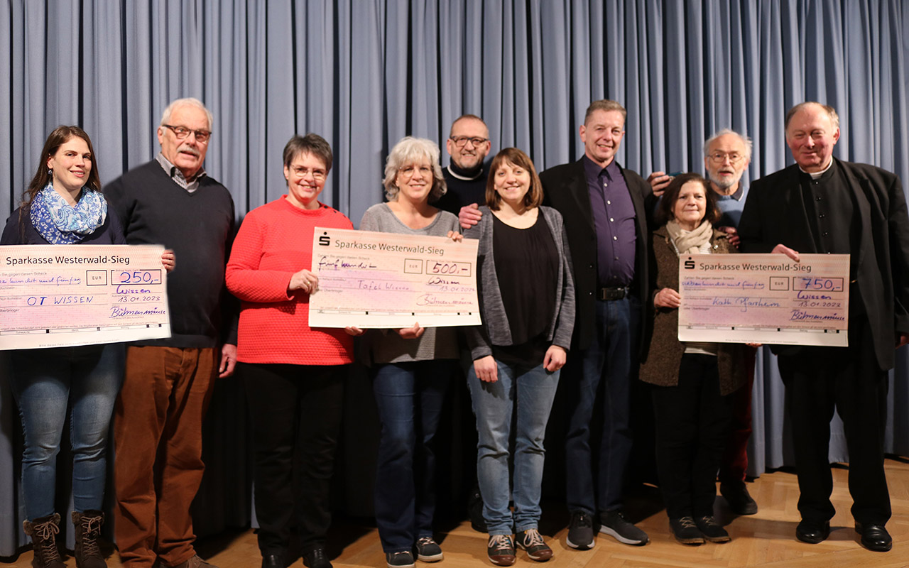 Jenifer Czambor (links), Jrgen Laumann und Christine Rausch (2. und 3. v. l.) sowie Martin Krten (rechts) freuen sich ber die Spendenschecks. (Foto: Bhnenmuse)