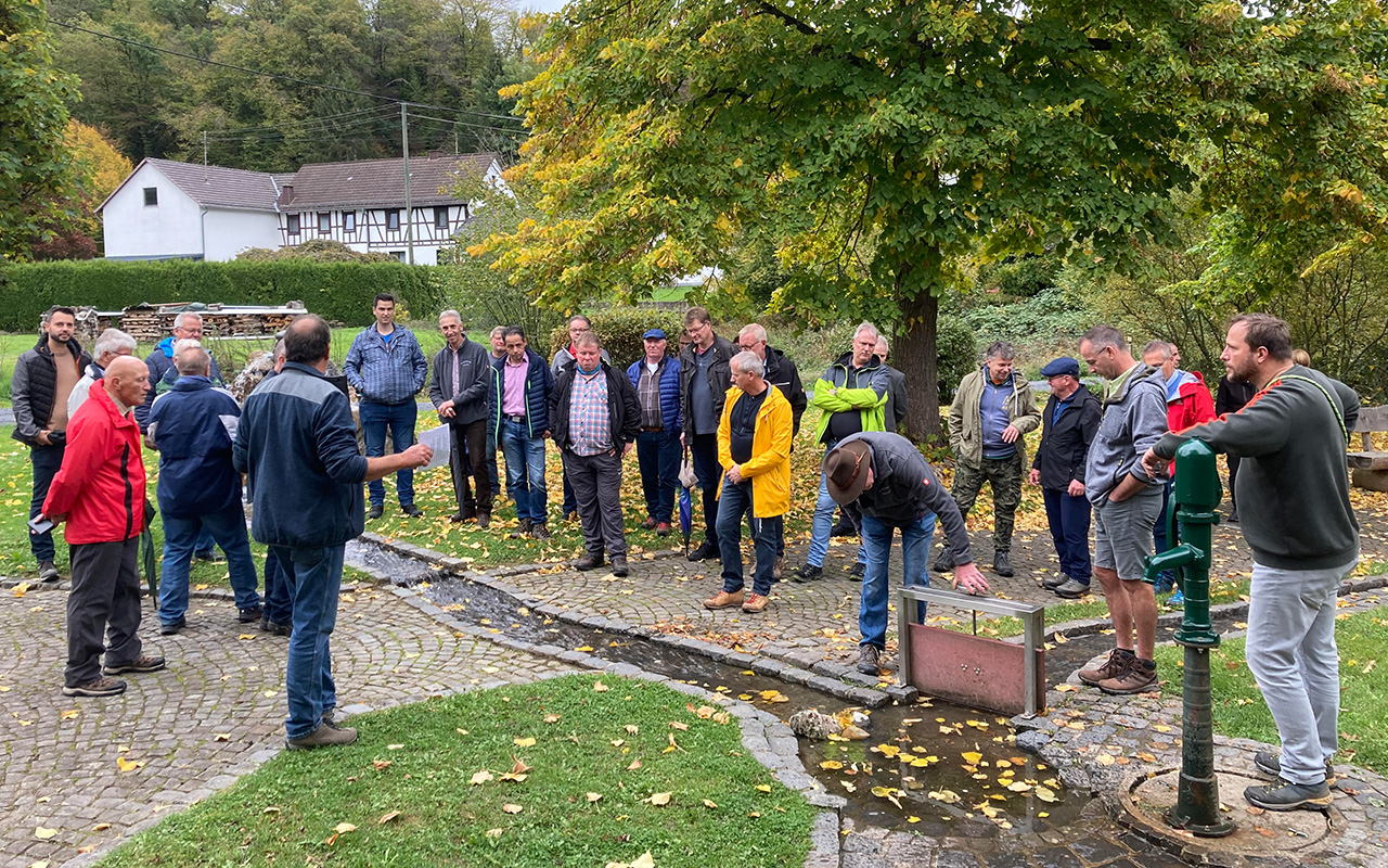 Einen Zwischenstopp legten die Brgermeister am Wasserspielplatz ein. (Fotos: VG Altenkirchen-Flammersfeld)