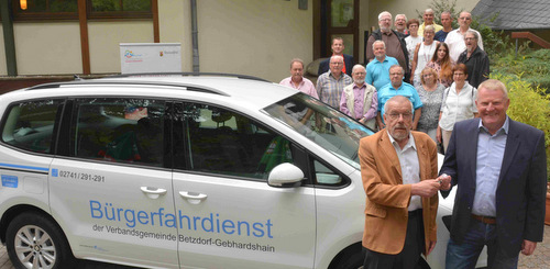 Den Schlssel fr das Fahrzeug fr den Brgerfahrdienst berreichte Brgermeister Bernd Brato (rechts) an Olaf Dietze, die weiteren Mitglieder der Projektgruppe stehen hinter dem Auto. (Foto: tt)