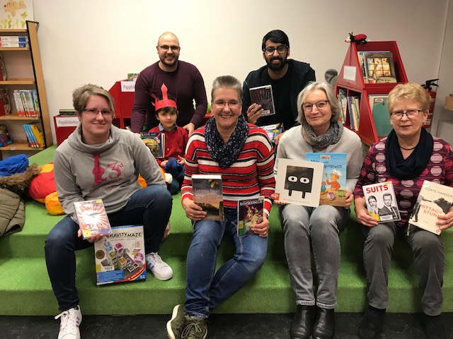 Yvonne Heuer (Bcherei), Adnan mit seinem Vater Ali (Leser), Jutta Schmidt, Haris Mehmood, Claudia Radtke Kemper und Marie-Theres Pfeiffer (Foto: kumenische Stadtbcherei Betzdorf)