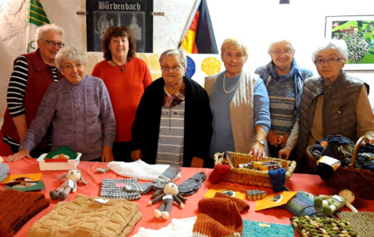 Seit 35 Jahren sind die Brdenbacher Strickfrauen fleiig fr einen guten Zweck. (Foto: rsm)