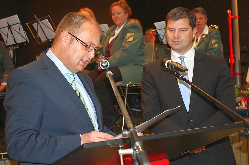 v.l. der amtierende Brgermeister Jens Sttzel ernennt Maik Khler zum neuen Brgermeister der Verbandsgemeinde Kirchen (Sieg) Foto: jkh