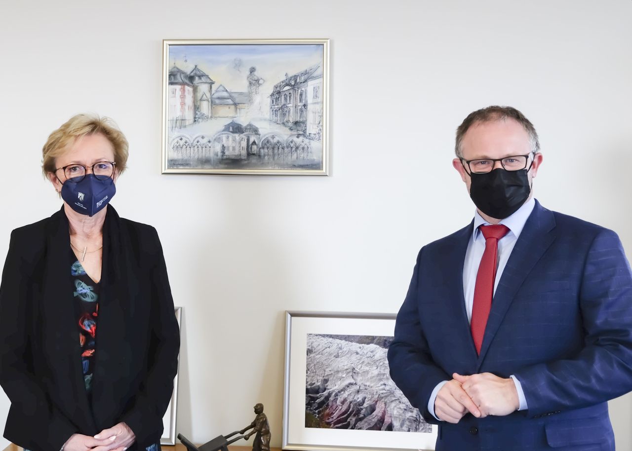 Die Brgerbeauftragte Barbara Schleicher-Rothmund hielt ihren Sprechtag im Verwaltungsgebude der Stadtverwaltung Neuwied ab, wo sie von Oberbrgermeister Jan Einig begrt wurde. Foto: Stadt Neuwied