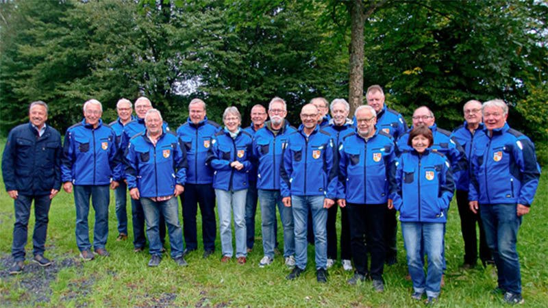 Brgermeister Hans-Werner Breithausen mit vielen Freiwilligen. Foto: Verbandsgemeinde Rengsdorf-Waldbreitbach