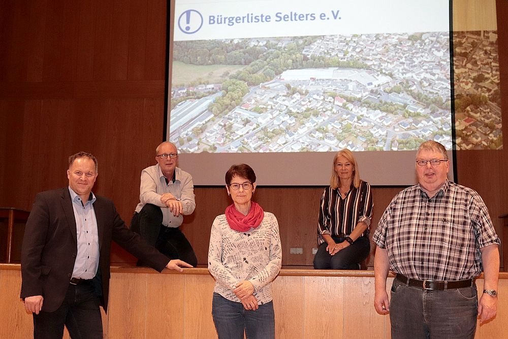 1. Vorsitzende Gabriele Wolters (knieend oben rechts), ihren Stellvertreter Christof Brgger (knieend oben links) und stehend von rechts: den Kassenverwalter Hanno Steindorf, die stellv. Vorsitzende Gabriele Khl (Mitte) und den Schriftfhrer Andre Chmileck-Kautz (links). Foto: privat