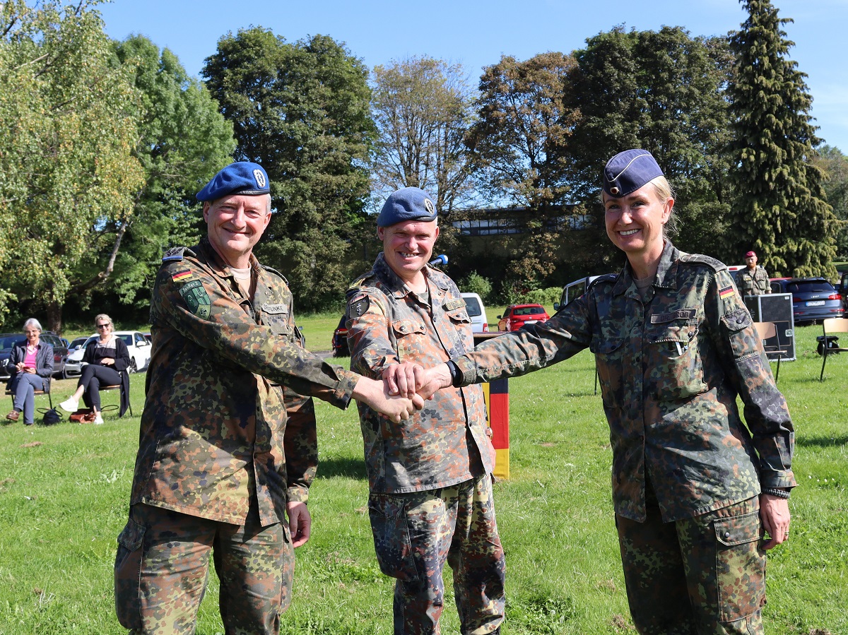 Oberfeldarzt Dr. Mascha-Christine Gro (rechts) trgt jetzt die Verantwortung. (Fotoquelle: Sanittsregiment 2)