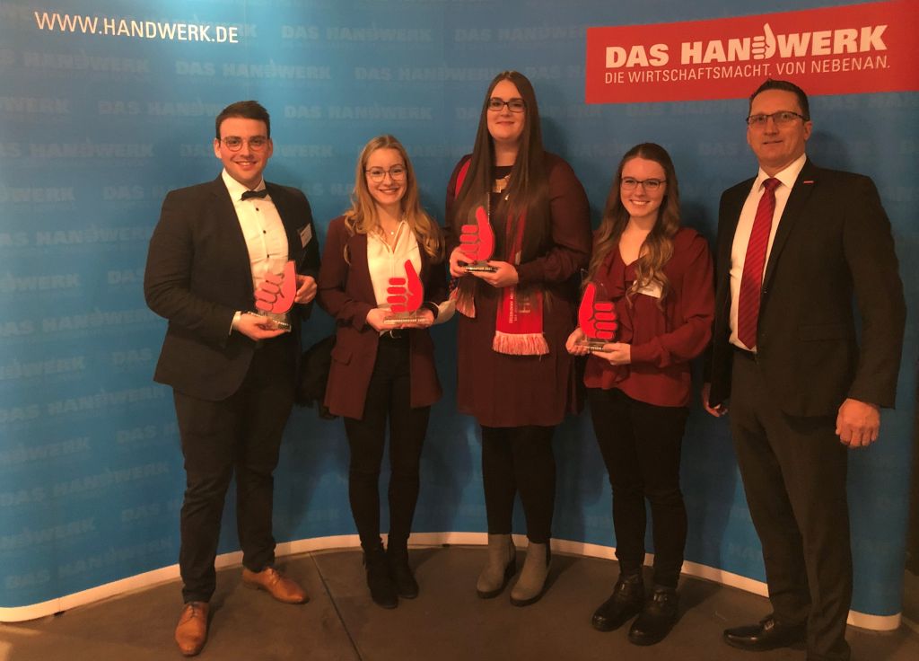 DHKT-Vizeprsident und Vizeprsident der Handwerkskammer Koblenz Joachim Noll (v.r.) gratulierte Zahntechnikerin Marisa Hardt, Kauffrau fr Bromanagement Katharina Schwab, Fotografin Virginia Tibus und Konditor Johannes Dhein im Rahmen der Preisverleihung in Berlin zu ihrem Erfolg. Foto: Joachim Noll