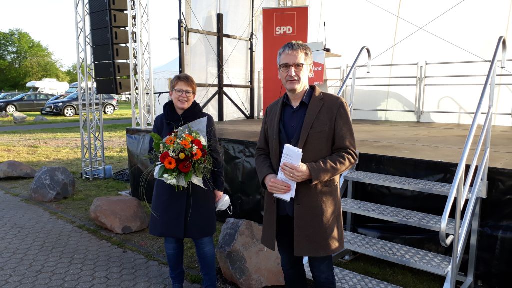 Hendrik Hering (rechts) freut sich ber die Wahl von Tanja Machalet zur Spitzenkandidatin. Foto: SPD