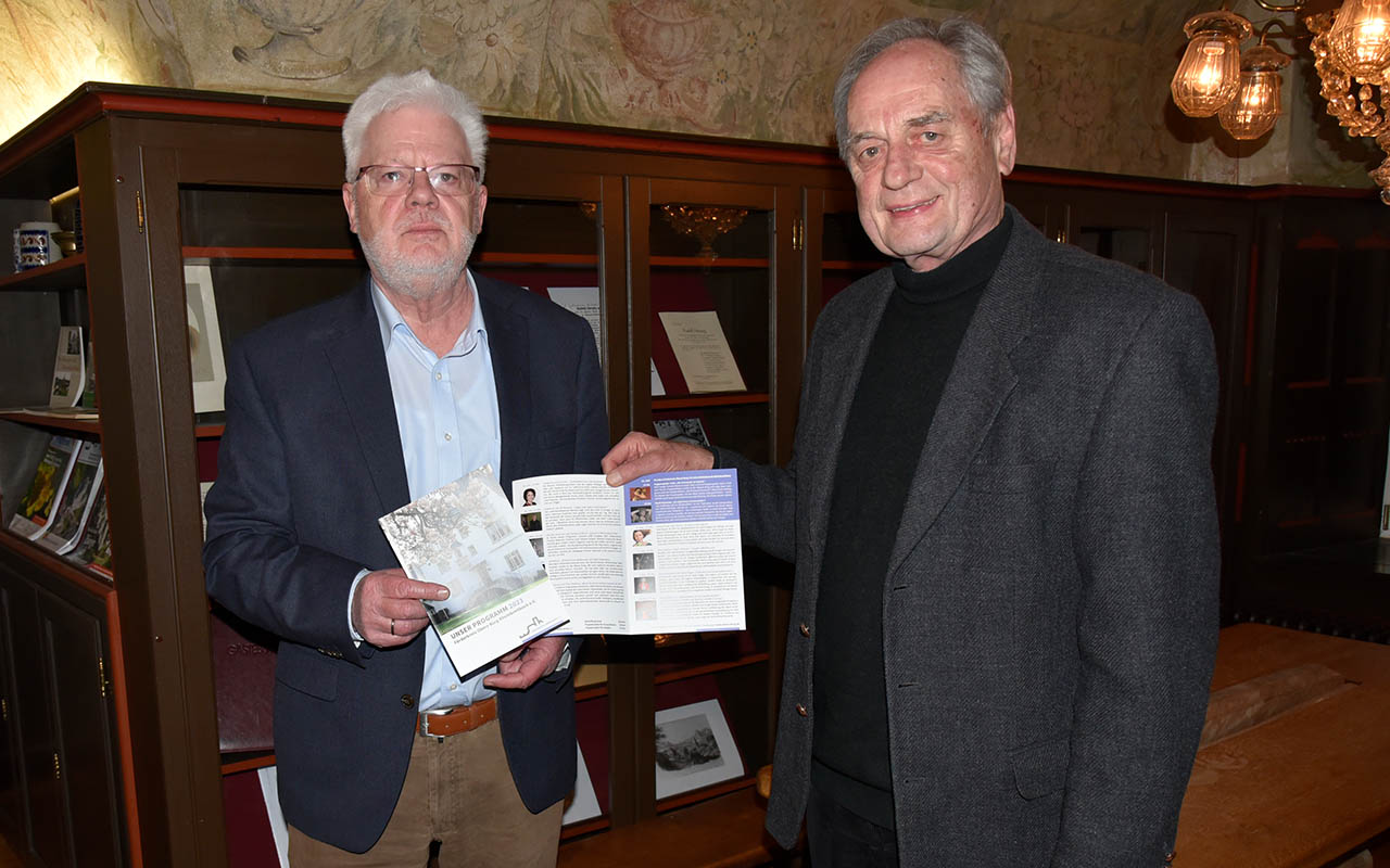 Dr. Gnter Ruyters (links) und Peter Steilen stellen das neue Jahresprogramm des Frderkreises Obere Burg vor. Das Junge Forum Klassik fand bereits im Januar statt. (Foto: sol)