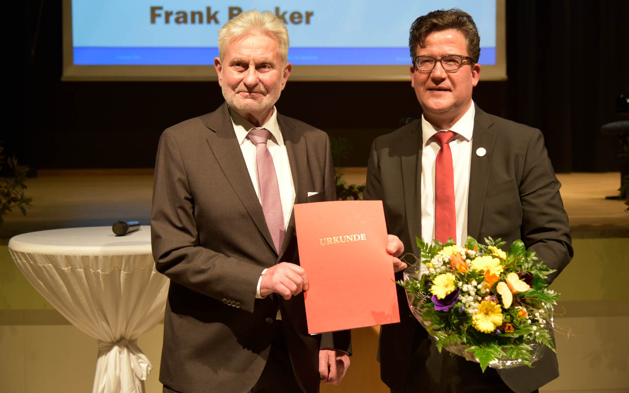 VG-Beigeordneter Achim Pohlen (links) berreicht Brgermeister Frank Becker die Ernennungsurkunde. (Fotos: sol)