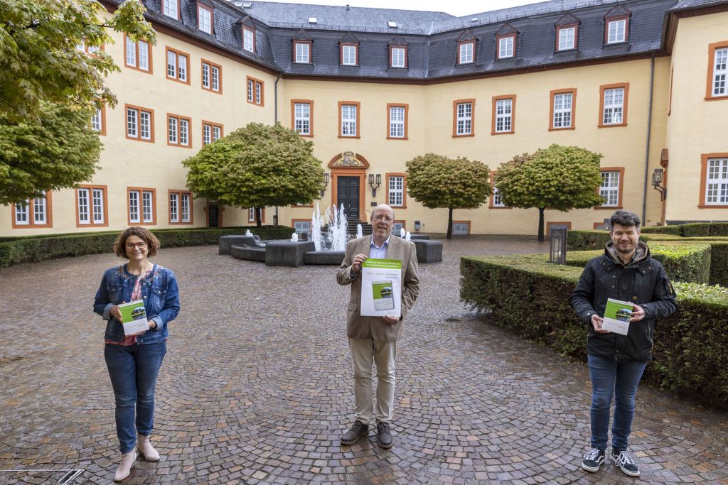 V.l.n.r.: Erste Beigeordnete Gabriele Greis, Stadtarchivar Jens Friedhoff, Stadtbrgermeister Stefan Leukel mit dem Hachenburger Heft 8. Foto: Rder-Moldenhauer