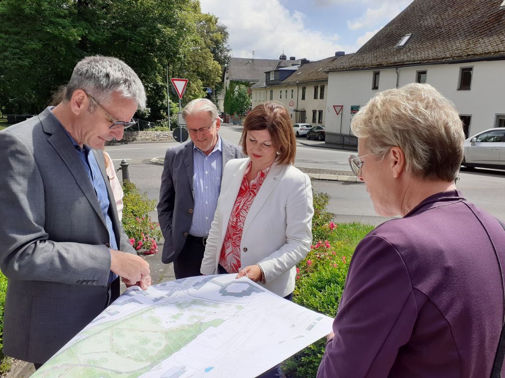 Katrin Lck (rechts) zeigt die Planungsunterlagen, die Hendrik Hering, Peter Klckner und Nicole Steinga (v.l.) interessiert betrachten. Fotos: Thomas Sonnenschein