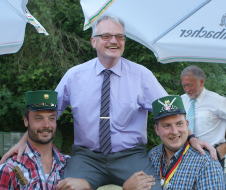 Burkhard Brck ist neuer Schtzenknig in Wissen. Mit dem 798. Schuss setzte er den Schlusspunkt des Vogelschieens auf dem Schtzenplatz in der Kttingsbach. (Foto: as)