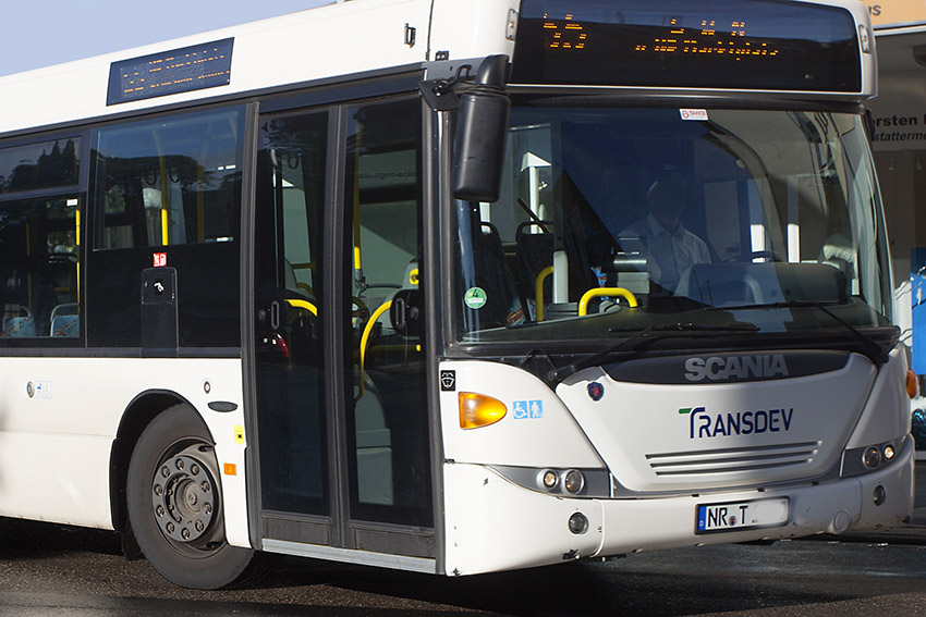 Fahrgast greift Busfahrer an