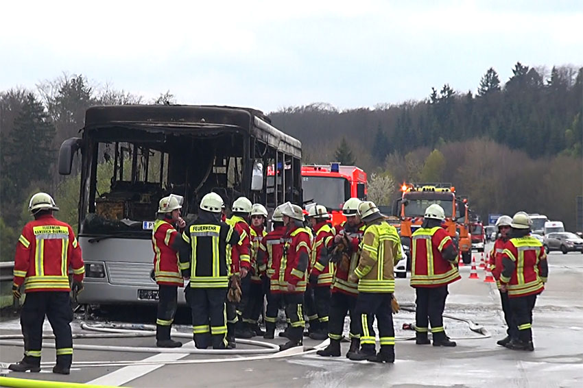 Bus brennt auf A 3 aus  mehrere Verletzte