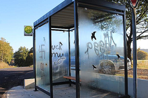 Das mit Graffiti beschmierte Buswartehuschen. (Foto: Polizei) 