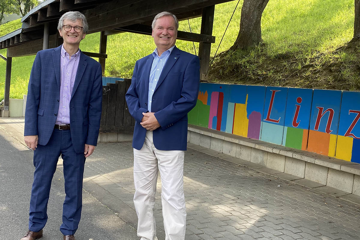 Der Linzer VG-Brgermeister Hans-Gnter Fischer (links) und sein Unkeler Kollege Karsten Fehr (rechts) an der Bushaltestelle-Robert-Koch-Schule. Foto: Thomas Schwarz
