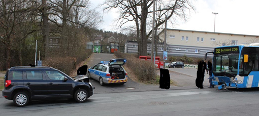 Verkehrsunfall mit Schulbus forderte drei Leichtverletzten