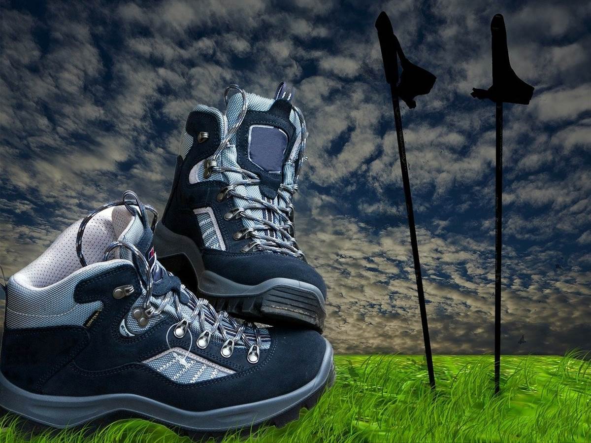 Auch Walking-Shoes und Nordic-Walking-Stcke nehmen in Wagners Stck eine Rolle ein. (Foto: Pixabay) 