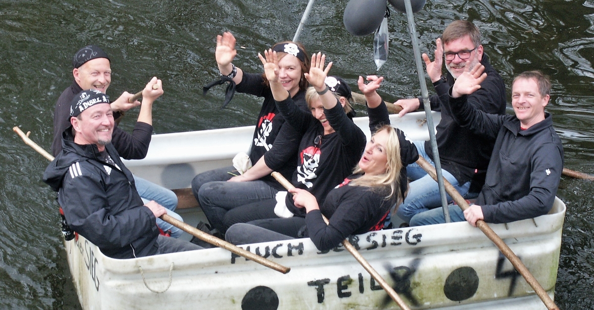 So mancher Mitwirkende machte nhere Bekanntschaft mit dem doch noch recht kalten Wasser; dem Spa tat dies aber keinen Abbruch. (Foto: Bernhard Theis)