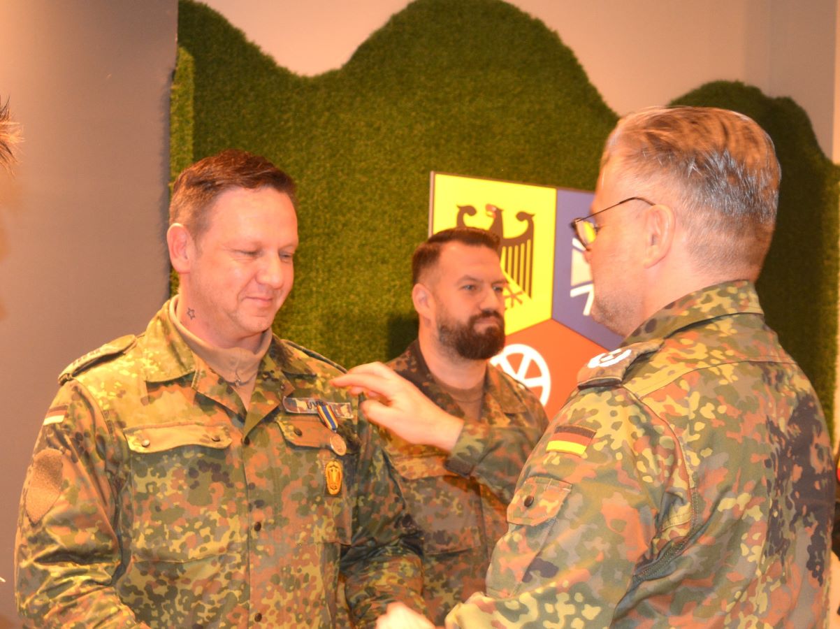 Medaille und Ehrenurkunde von Boris Pistorius signiert. (Alle Fotos: Wolfgang Rabsch)