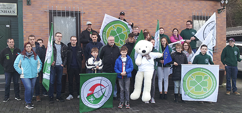 Die gut gelaunte Jungschtzenschar mit ihren Betreuern und dem Fahnenschwenkerteam der Sankt Sebastianus Schtzenjugend. Fotos: Florian Jung (SBR Birken-Honigsessen)
