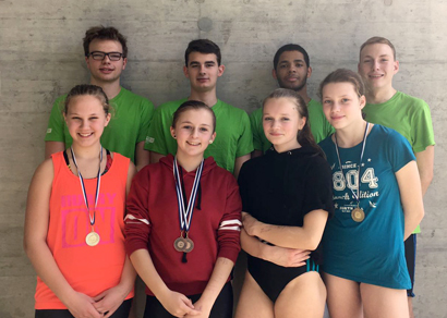 Die erfolgreichen Sportschwimmer des SV Neptun, vorne von links: Lana Jolie Rhode, Despina Vasters, Lara Weitz, Katharina Fuchs, hinten von links: Leonard Vollmer, Florian Leidig, Cdric Klschbach und Robert Leonards. Foto: Verein