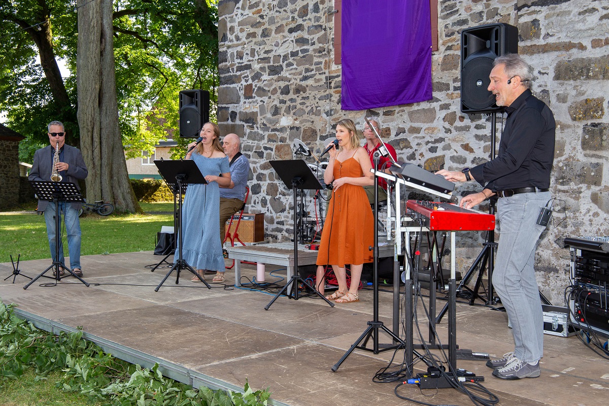 Dekanatsband Beziehungsweise beim Kirchengartenfest in Emmerichenhain. (Foto: Dekanatsband Beziehungsweise)