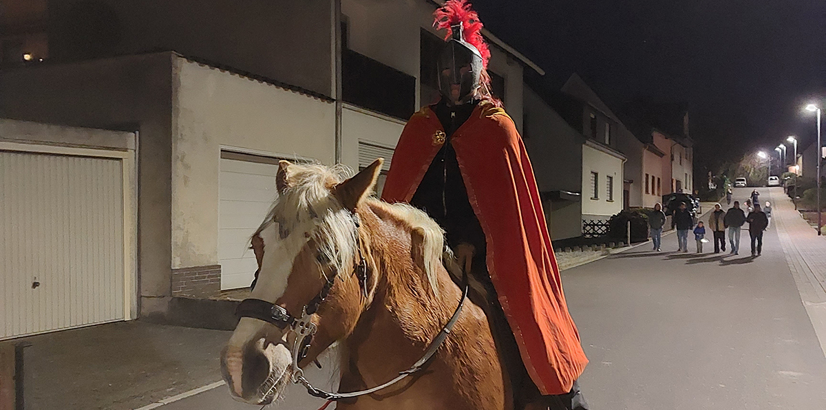 St. Martin ritt hoch zu Ross durch Caan. (Fotos: Gemeinde Caan)