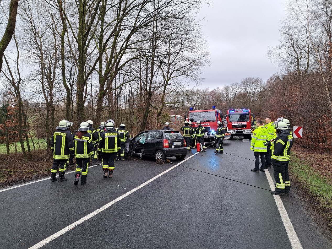 AKTUALISIERT: Schwerer Verkehrsunfall auf der B256 bei Bonefeld: Fahrerin prallt gegen Baum