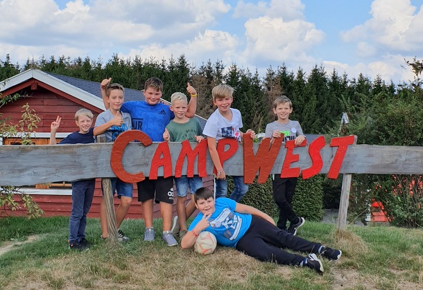 Zum Schuljahresstart ging es fr die neuen Fnftklssler der August-Sander-Schule in Altenkirchen ins Camp West nach Wlmersen. (Foto: Schule) 
